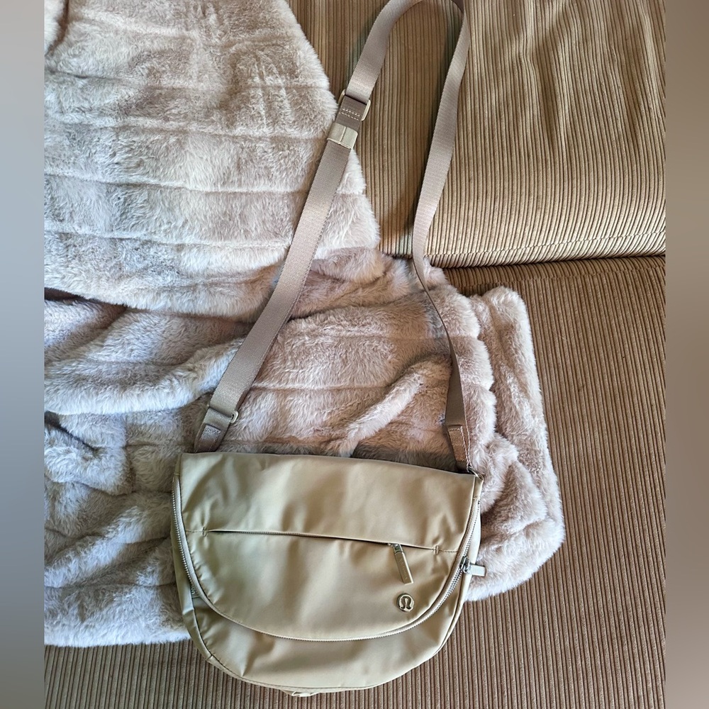 Lululemon Cream/tan All night festival bag 5L